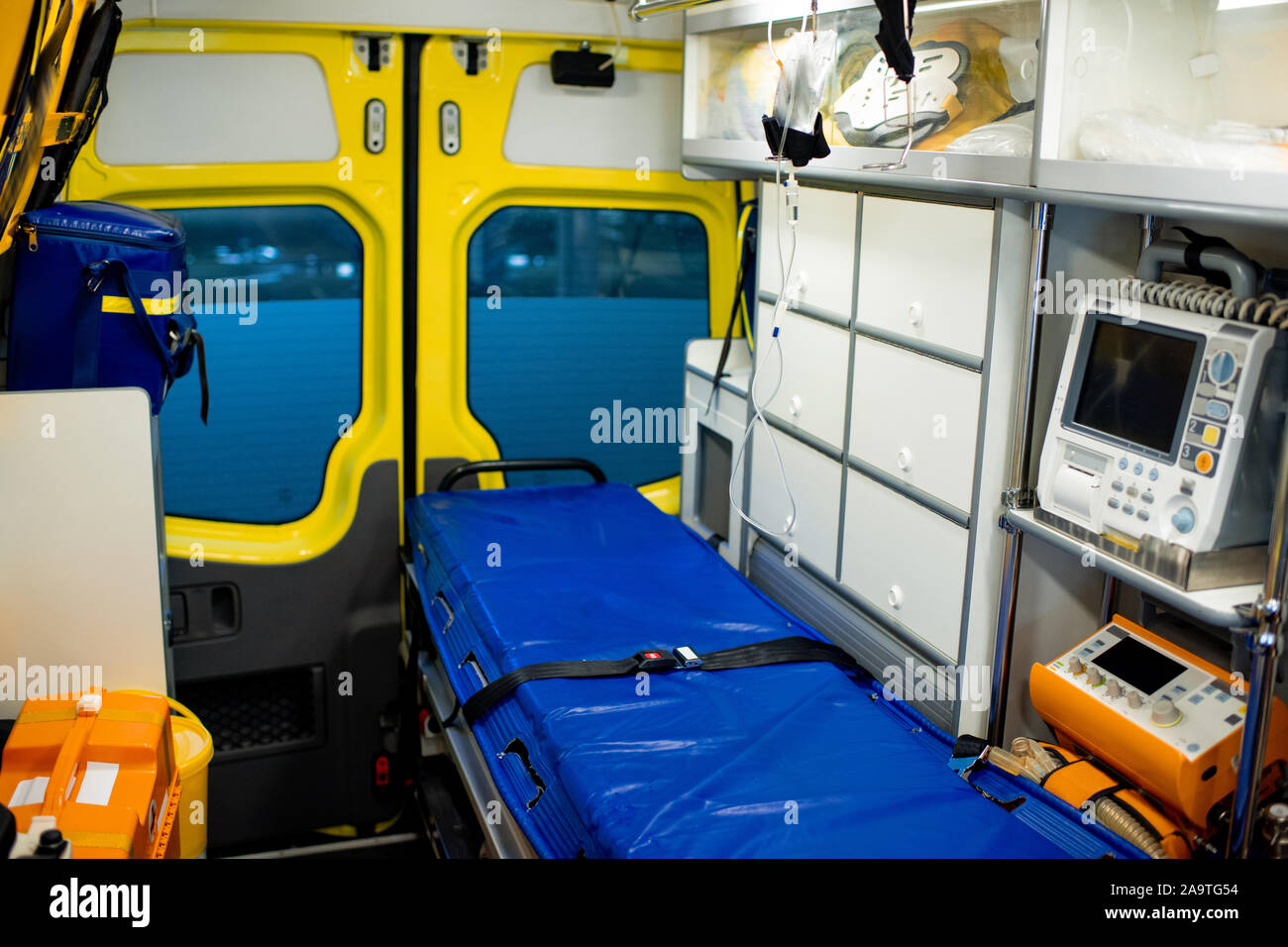 Interno di ambulanza con barella, frigorifero e attrezzature mediche Foto Stock