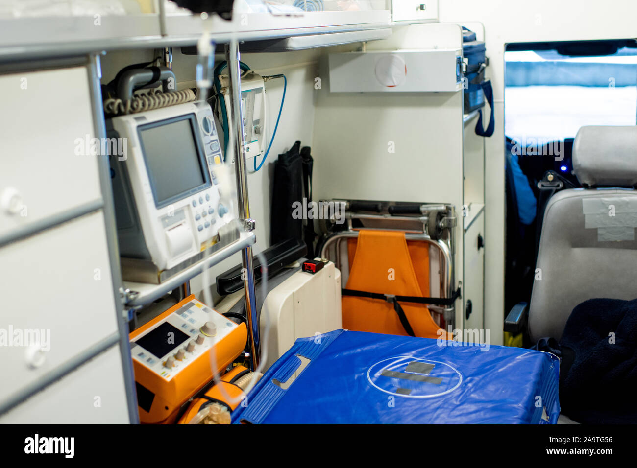 Barella di primo soccorso attrezzature mediche e altre cose all'interno di ambulanza Foto Stock