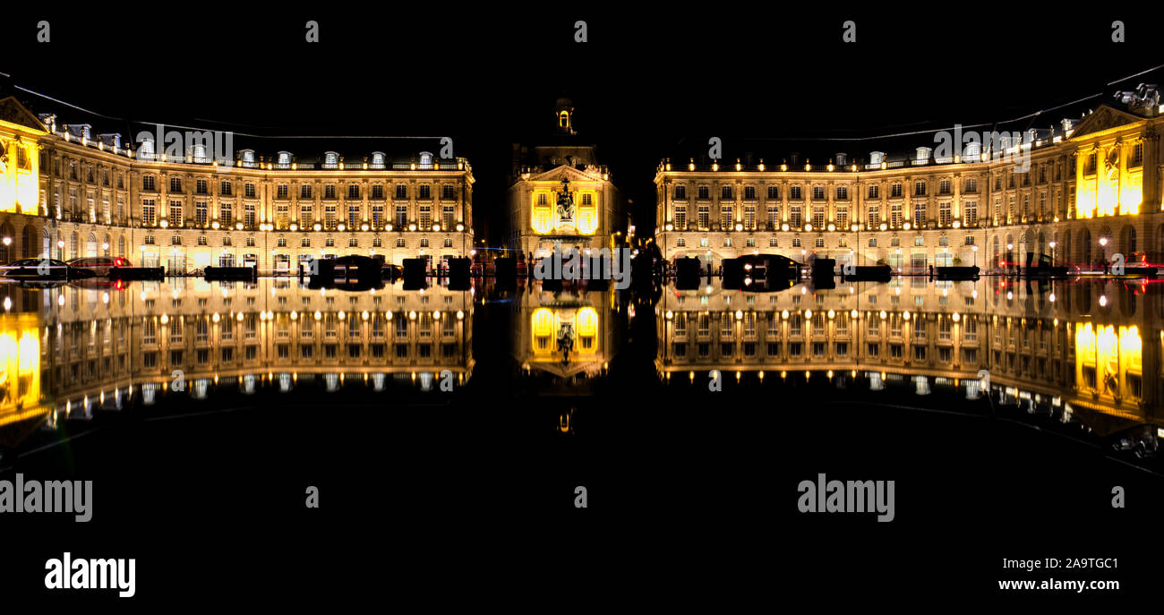 Place de la Bourse di notte con la sua riflessione all'interno di tutto il mondo più grande specchio di acqua a Bordeaux, Francia Foto Stock