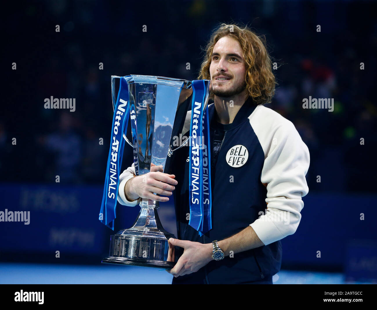 Londra, Regno Unito. Novembre 17 Stefanos Tsitsipas (GRE) con trofeo durante in azione durante il campionato Singles match finale Dominic Thiem (AUT) contro Stefanos Tsitsipas (GRE) Internazionali di Tennis - Nitto ATP World Tour Finals Giorno 8 - Martedì 17 Novembre 2019 - O2 Arena - Londra Credit: Azione Foto Sport/Alamy Live News Foto Stock