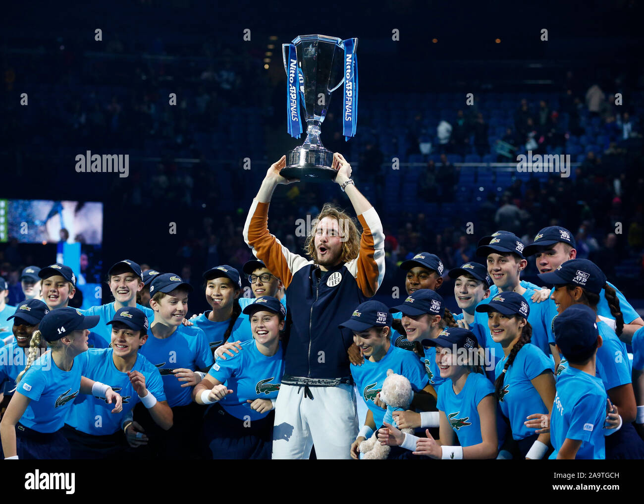 Londra, Regno Unito. Novembre 17 Stefanos Tsitsipas (GRE) con trofeo durante in azione durante il campionato Singles match finale Dominic Thiem (AUT) contro Stefanos Tsitsipas (GRE) Internazionali di Tennis - Nitto ATP World Tour Finals Giorno 8 - Martedì 17 Novembre 2019 - O2 Arena - Londra Credit: Azione Foto Sport/Alamy Live News Foto Stock