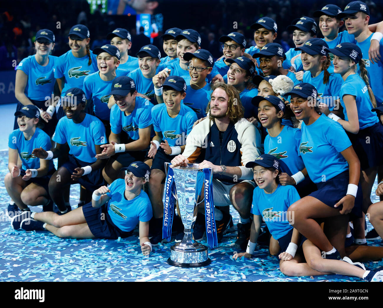 Londra, Regno Unito. Novembre 17 Stefanos Tsitsipas (GRE) con trofeo durante in azione durante il campionato Singles match finale Dominic Thiem (AUT) contro Stefanos Tsitsipas (GRE) Internazionali di Tennis - Nitto ATP World Tour Finals Giorno 8 - Martedì 17 Novembre 2019 - O2 Arena - Londra Credit: Azione Foto Sport/Alamy Live News Foto Stock