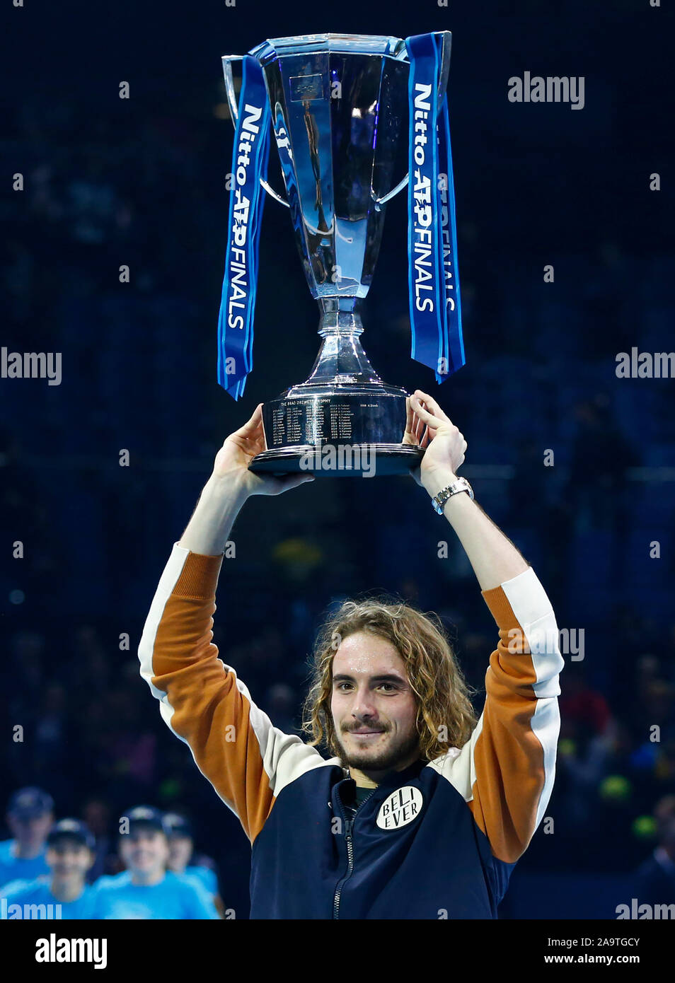 Londra, Regno Unito. Novembre 17 Stefanos Tsitsipas (GRE) con trofeo durante in azione durante il campionato Singles match finale Dominic Thiem (AUT) contro Stefanos Tsitsipas (GRE) Internazionali di Tennis - Nitto ATP World Tour Finals Giorno 8 - Martedì 17 Novembre 2019 - O2 Arena - Londra Credit: Azione Foto Sport/Alamy Live News Foto Stock