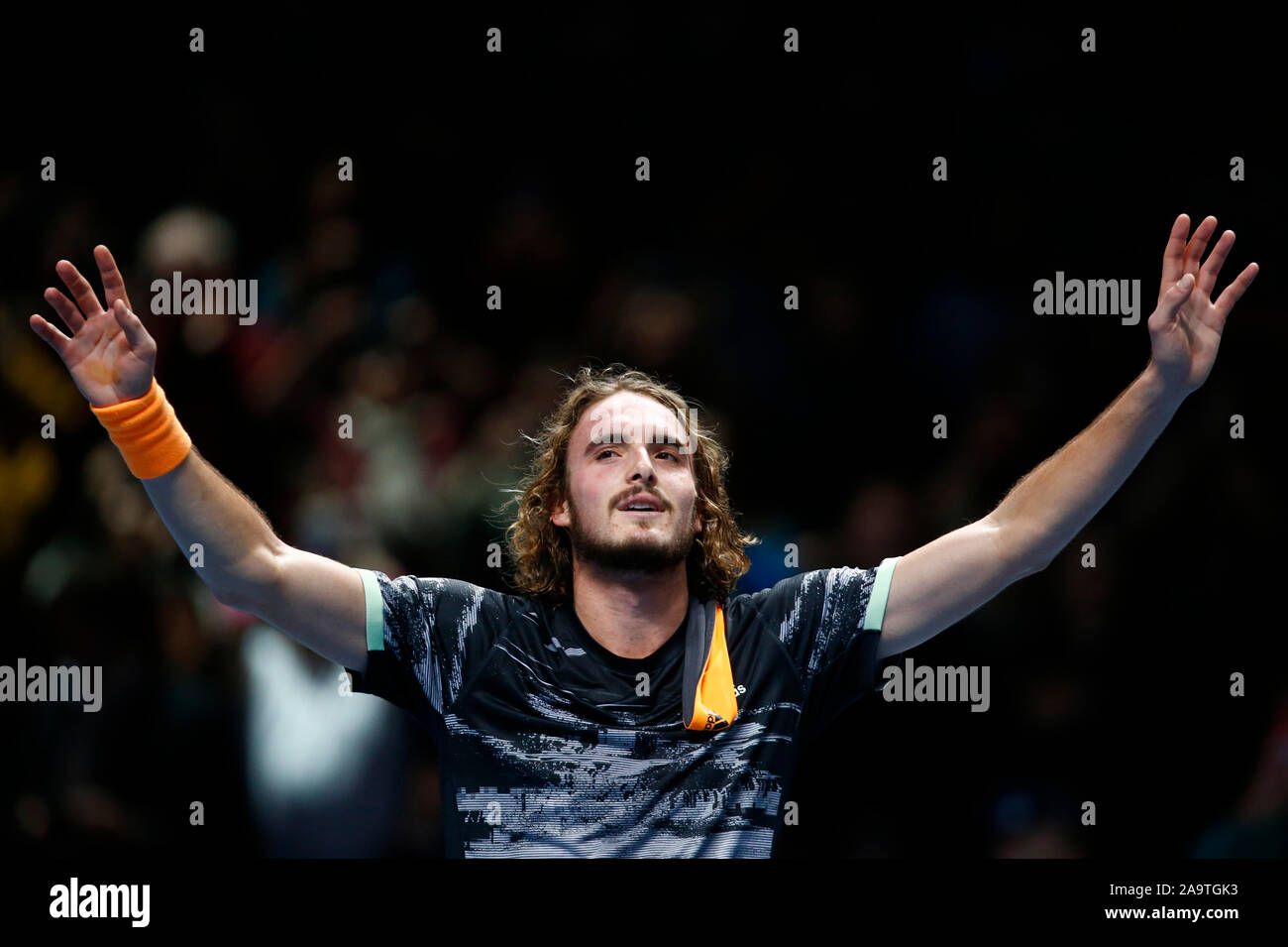 Londra, Regno Unito. Novembre 17 Stefanos Tsitsipascelebrates la sua vittoria durante in azione durante il campionato Singles match finale Dominic Thiem (AUT) contro Stefanos Tsitsipas (GRE) Internazionali di Tennis - Nitto ATP World Tour Finals Giorno 8 - Martedì 17 Novembre 2019 - O2 Arena - Londra Credit: Azione Foto Sport/Alamy Live News Foto Stock