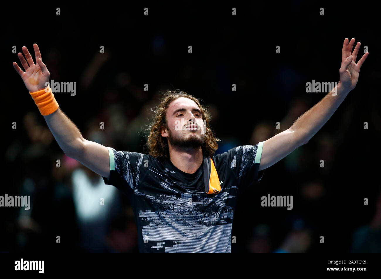 Londra, Regno Unito. Novembre 17 Stefanos Tsitsipascelebrates la sua vittoria durante in azione durante il campionato Singles match finale Dominic Thiem (AUT) contro Stefanos Tsitsipas (GRE) Internazionali di Tennis - Nitto ATP World Tour Finals Giorno 8 - Martedì 17 Novembre 2019 - O2 Arena - Londra Credit: Azione Foto Sport/Alamy Live News Foto Stock