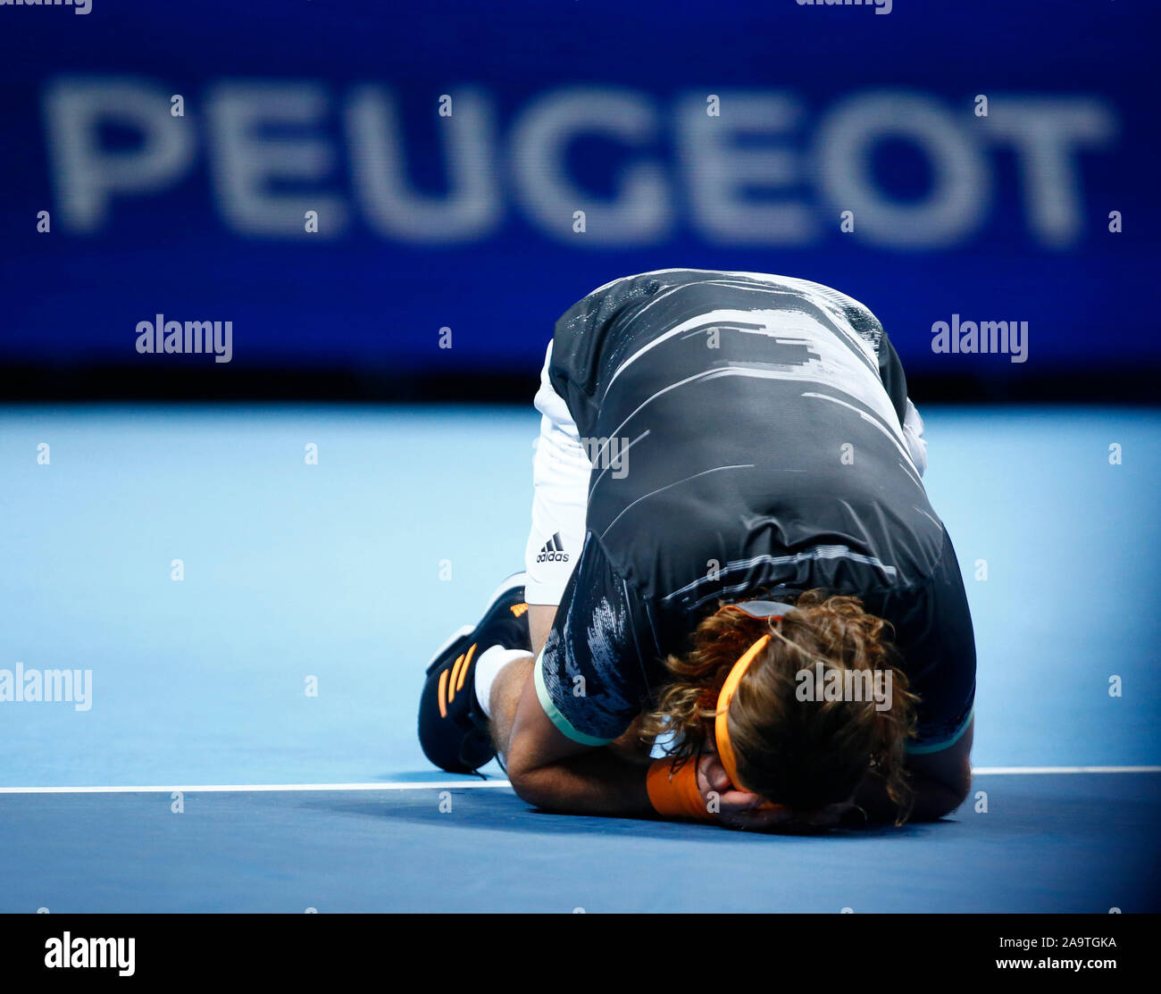 Londra, Regno Unito. Novembre 17 Stefanos Tsitsipascelebrates la sua vittoria durante in azione durante il campionato Singles match finale Dominic Thiem (AUT) contro Stefanos Tsitsipas (GRE) Internazionali di Tennis - Nitto ATP World Tour Finals Giorno 8 - Martedì 17 Novembre 2019 - O2 Arena - Londra Credit: Azione Foto Sport/Alamy Live News Foto Stock