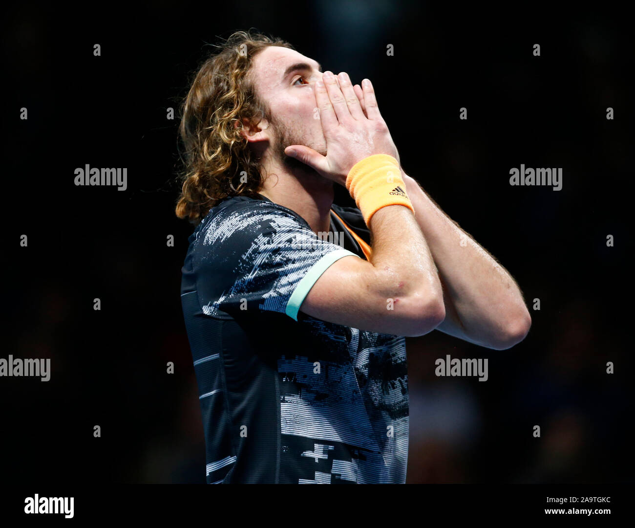 Londra, Regno Unito. Novembre 17 Stefanos Tsitsipascelebrates la sua vittoria durante in azione durante il campionato Singles match finale Dominic Thiem (AUT) contro Stefanos Tsitsipas (GRE) Internazionali di Tennis - Nitto ATP World Tour Finals Giorno 8 - Martedì 17 Novembre 2019 - O2 Arena - Londra Credit: Azione Foto Sport/Alamy Live News Foto Stock