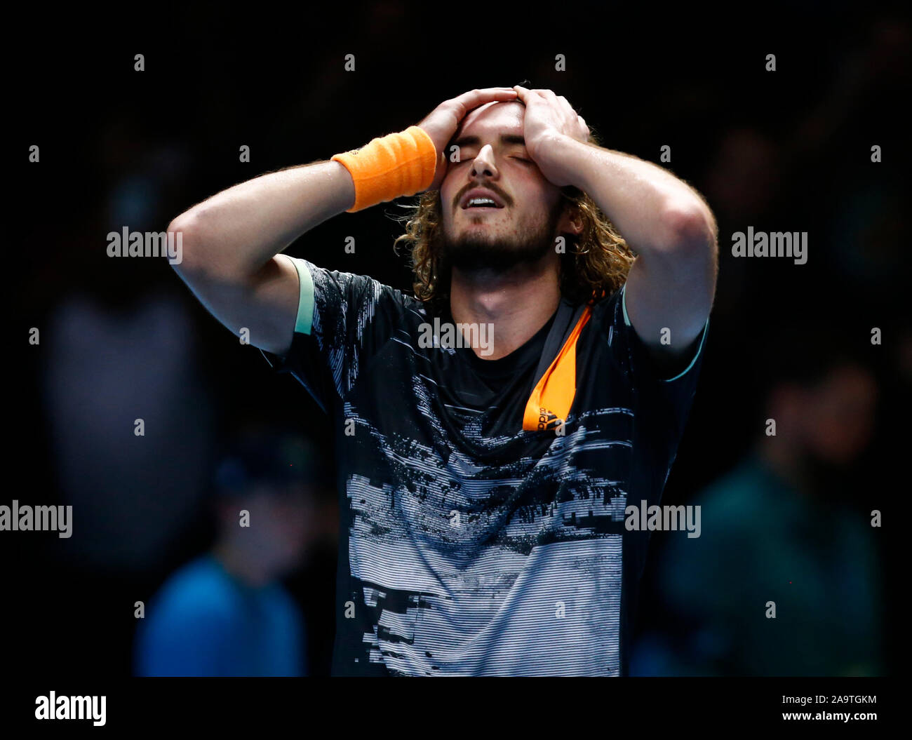 Londra, Regno Unito. Novembre 17 Stefanos Tsitsipascelebrates la sua vittoria durante in azione durante il campionato Singles match finale Dominic Thiem (AUT) contro Stefanos Tsitsipas (GRE) Internazionali di Tennis - Nitto ATP World Tour Finals Giorno 8 - Martedì 17 Novembre 2019 - O2 Arena - Londra Credit: Azione Foto Sport/Alamy Live News Foto Stock