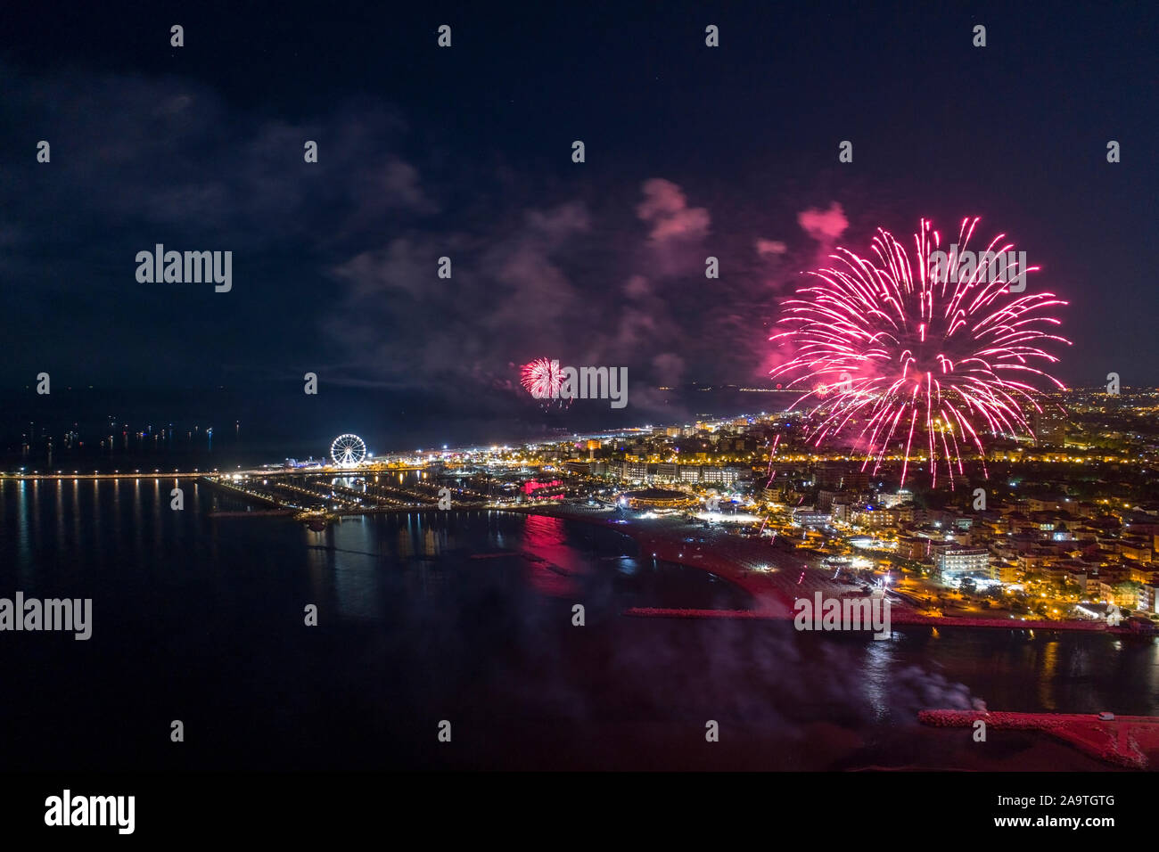 Fuochi d'artificio sul mare a Rimini durante la "Notte Rosa' dell'evento Foto Stock