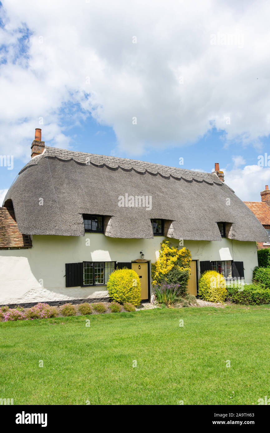 Cottage con il tetto di paglia sul verde, Cuddington, Buckinghamshire, Inghilterra, Regno Unito Foto Stock