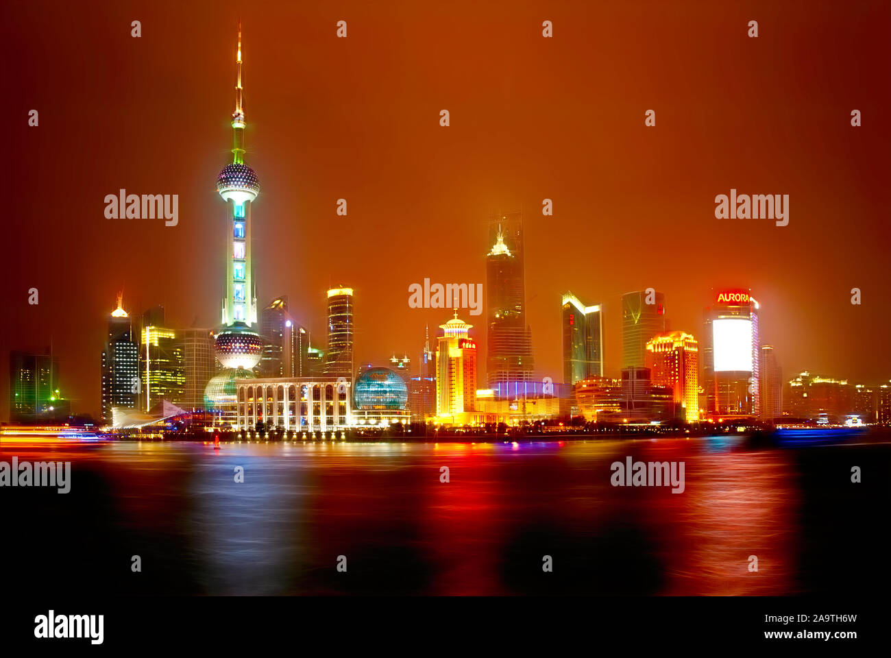 Skyline notturno del Distretto di Pudong, Shanghai, Cina Foto Stock
