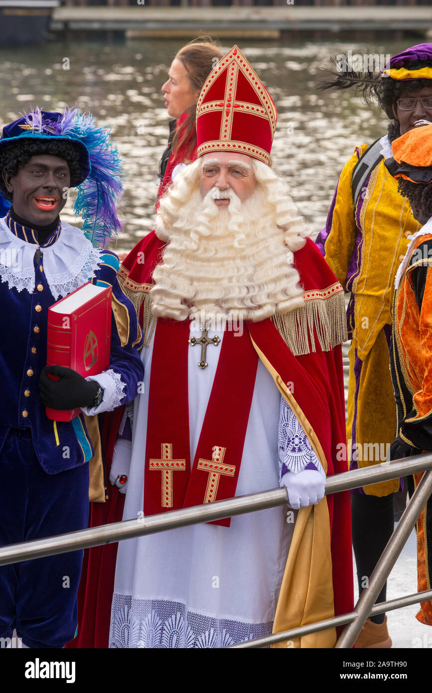 ENSCHEDE, Paesi Bassi - Nov 16, 2019: l'olandese Santa Claus chiamata 'Sinterklaas' è il saluto dei bambini mentre egli è in arrivo su una barca in dutc Foto Stock