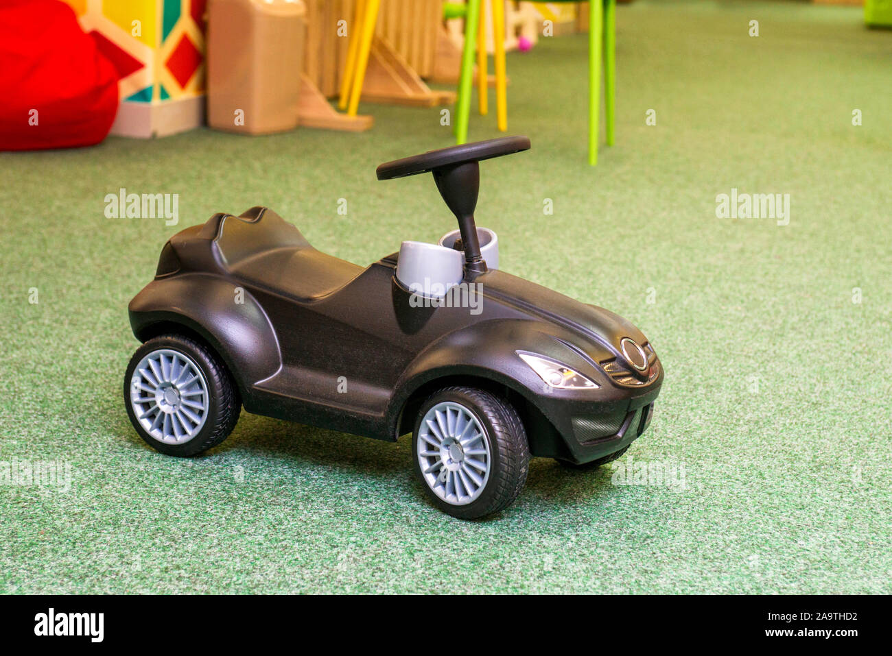 Giocattolo auto per cavalcare all'asilo. Concetto di infanzia. Foto Stock