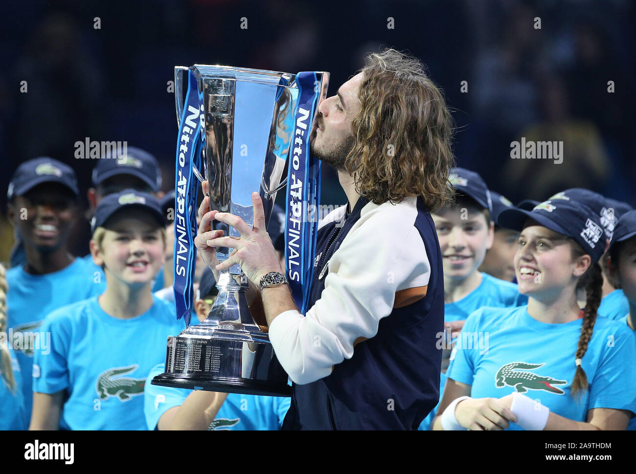 17 novembre 2019; l'O2 Arena, Londra, Inghilterra; Nitto tennis ATP Finals; Stefanos Tsitsipas (GRE) celebra la palla con i bambini e con i suoi vincitori del trofeo - uso editoriale Foto Stock