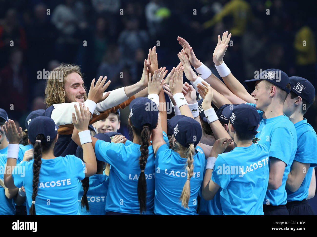 17 novembre 2019; l'O2 Arena, Londra, Inghilterra; Nitto tennis ATP Finals; Stefanos Tsitsipas (GRE) celebra la palla con i bambini e con i suoi vincitori del trofeo - uso editoriale Foto Stock