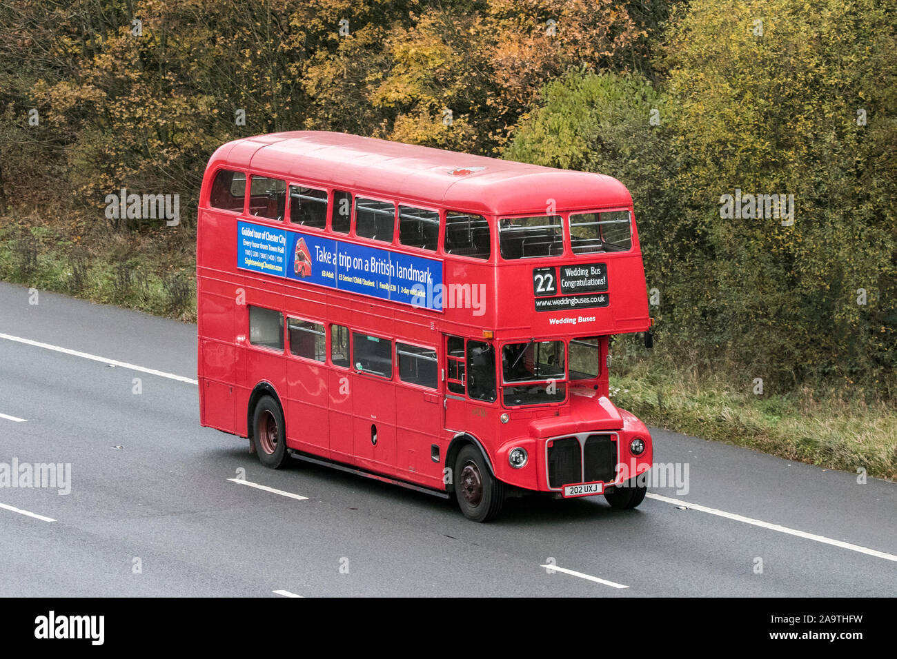 1961 rosso Routemaster Aec; autobus d'epoca; No.22 Speciale Nozze UK traffico veicolare, trasporti, classic, veterano, vecchio autobus, sulla M61, Regno Unito Foto Stock