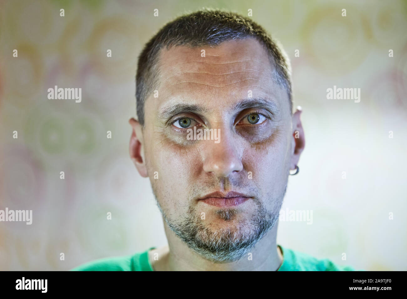 Gamer che soffrono per la mancanza di sonno. Un close-up ritratto di 40 anno vecchio con i segni della stanchezza e depressione, o una sbornia sul suo volto. Quaranta anni di- Foto Stock