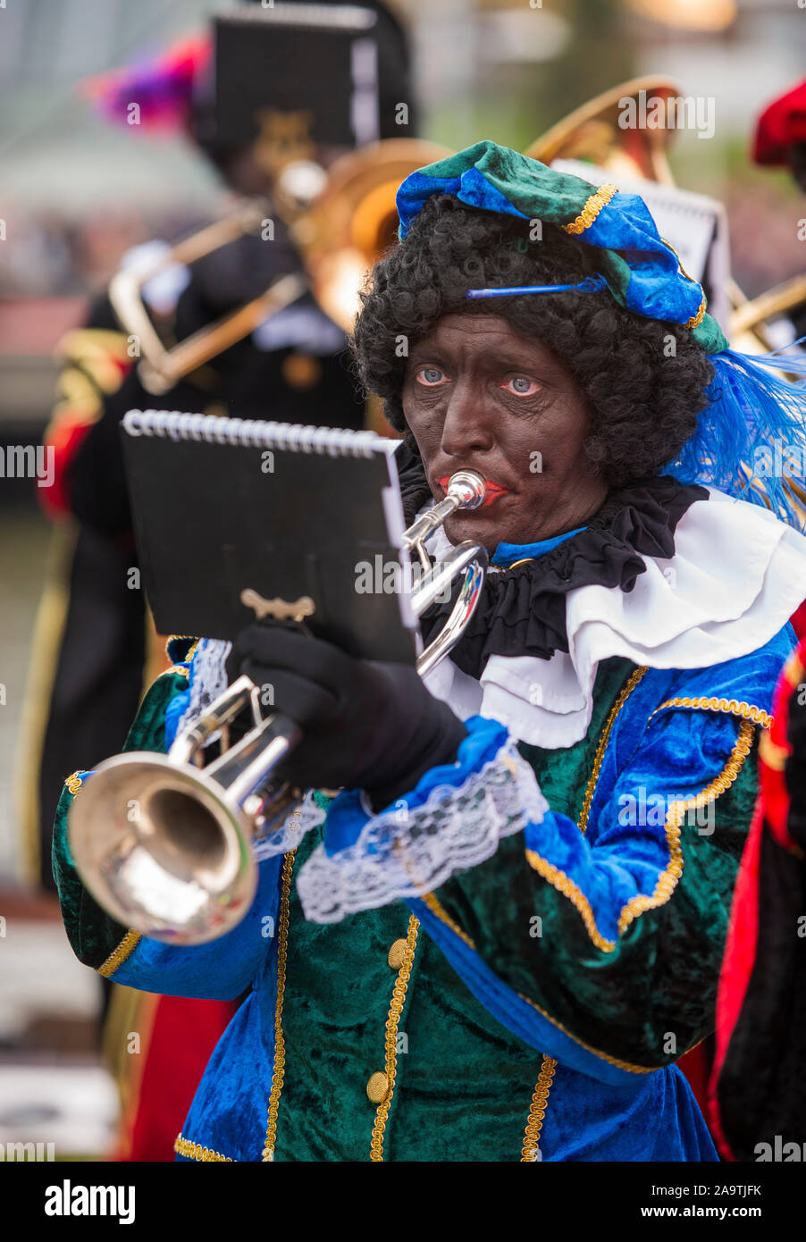 ENSCHEDE, Paesi Bassi - Nov 16, 2019: Nero pete è la mano olandese di Santa Claus chiamato Sinterklaas. Questo è fare musica. Foto Stock