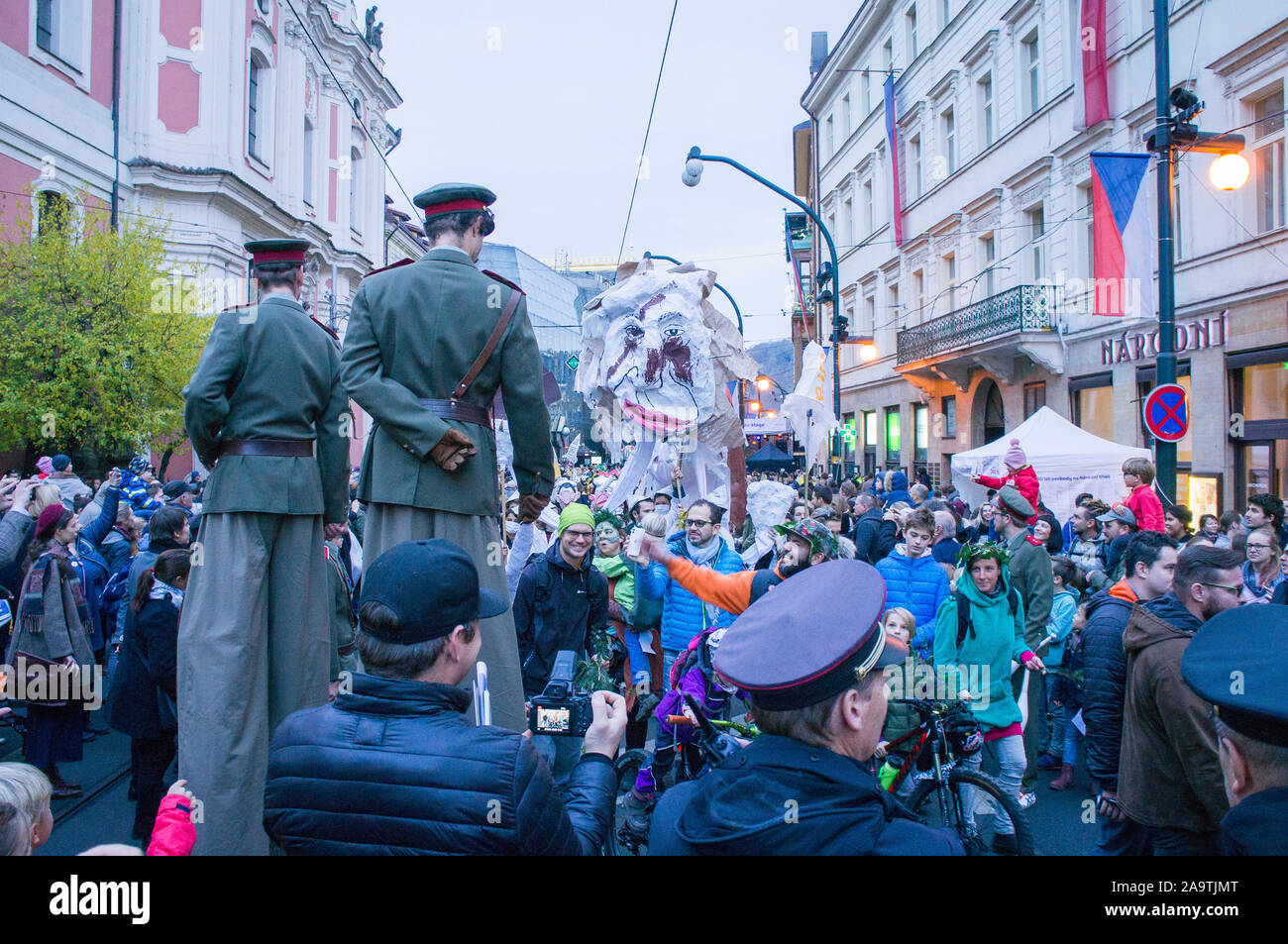 Un satirico di sfilata di carnevale nel Narodni street nel centro di Praga in cui le celebrazioni della Rivoluzione di Velluto trentesimo anniversario ha avuto luogo Foto Stock