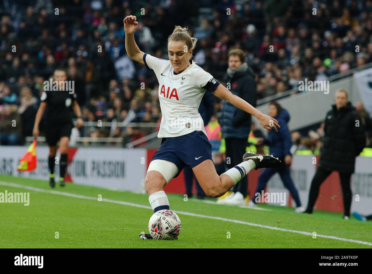 Londra, Regno Unito. 17 Nov, 2019. LONDON, Regno Unito novembre 17. Anna Filbey del Tottenham Hotspur Ladies passando la palla durante la Barclaycard FA DONNA Super League tra Tottenham Hotspur e Arsenal a Tottenham Hotspur Stadium, Londra, Regno Unito il 17 novembre 2019 Credit: Azione Foto Sport/Alamy Live News Foto Stock