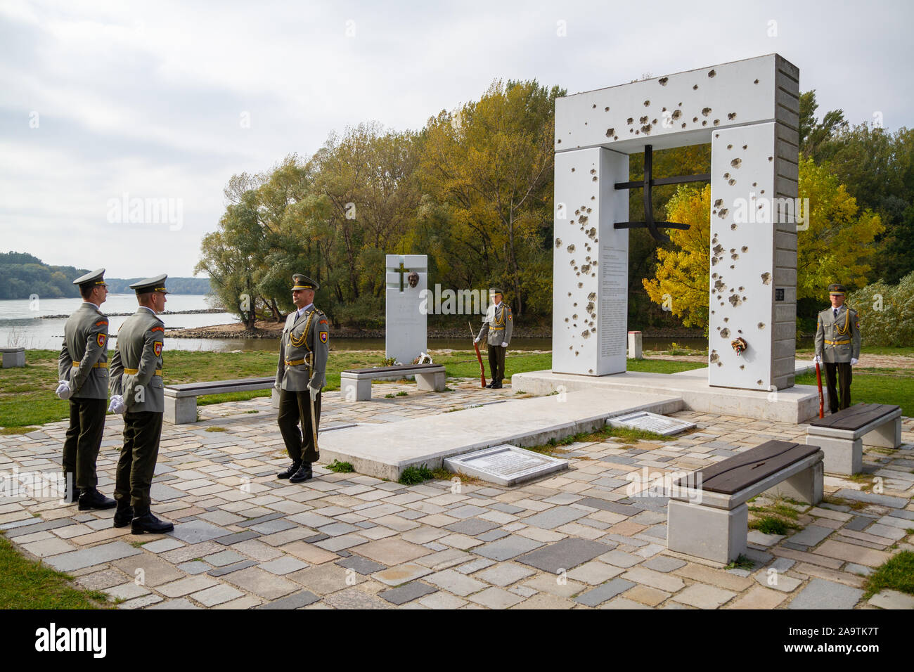La guardia slovacca di onore al monumento "Brana Slobody' (gate di libertà) commemorazione di coloro che sono stati uccisi sul confine cercando di sfuggire. Foto Stock