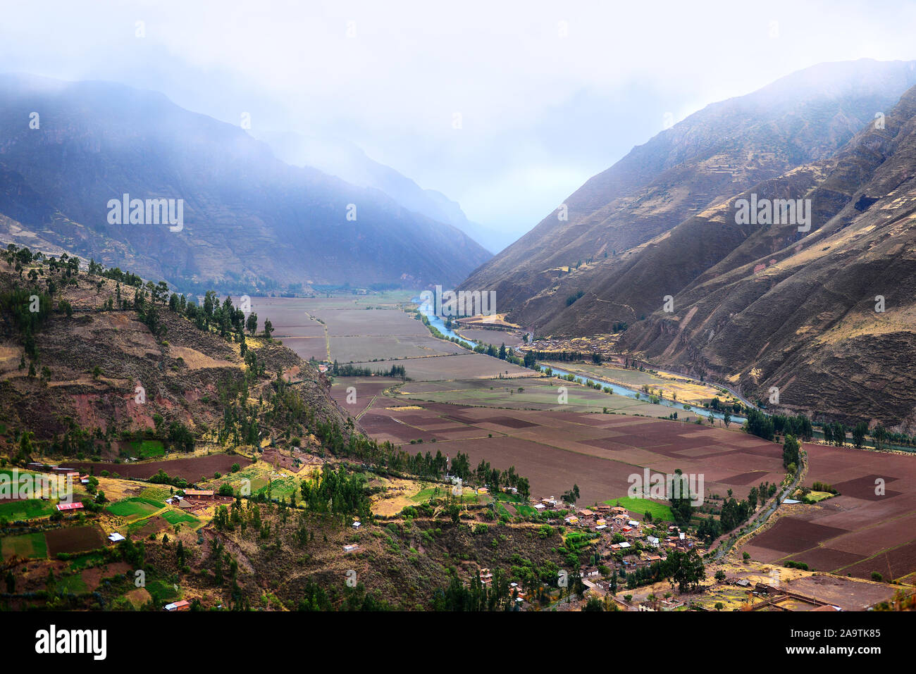 La nebbia sulle montagne in Valle di Urubamba. Il Perù. Foto Stock