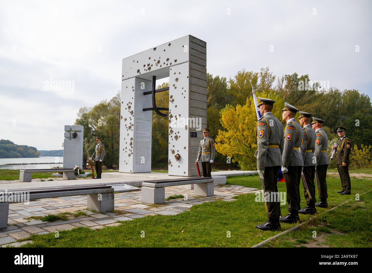 La guardia slovacca di onore al monumento "Brana Slobody' (gate di libertà) commemorazione di coloro che sono stati uccisi sul confine cercando di sfuggire. Foto Stock
