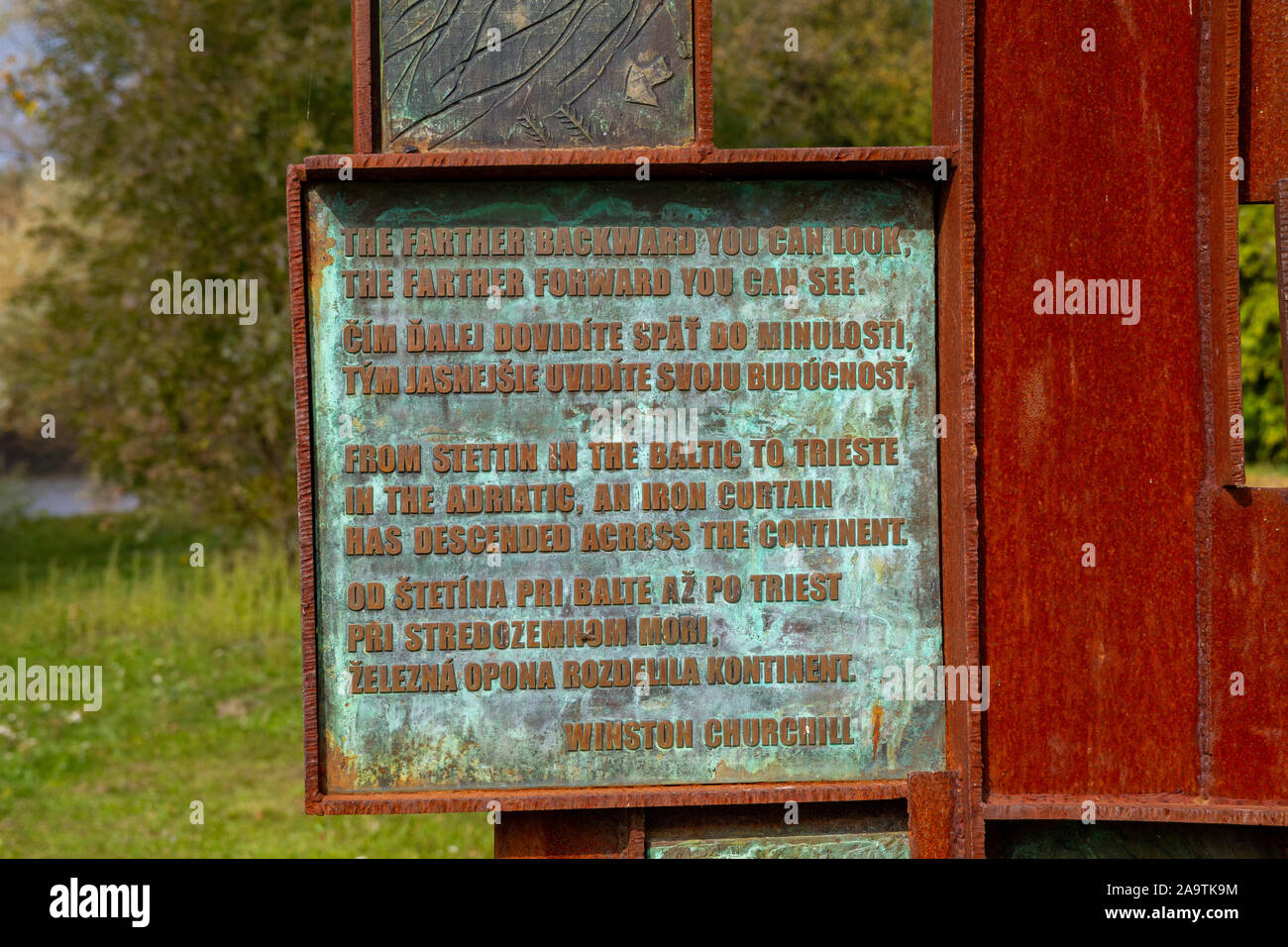 Il memoriale della cortina di ferro al confine tra la Slovacchia (ex Cecoslovacchia) e Austria citando le parole di Winston Churchill. Foto Stock