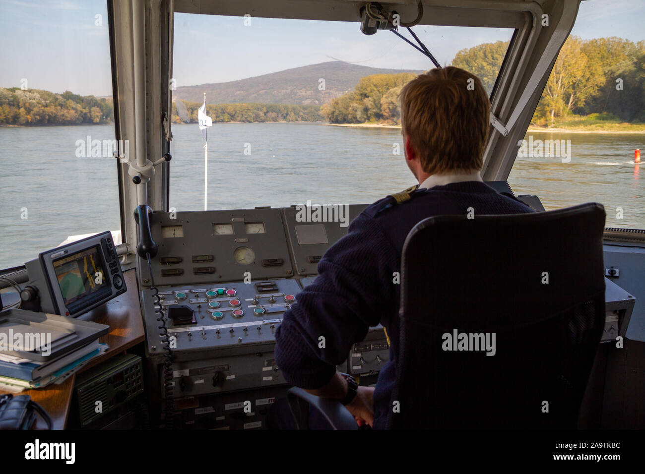Bratislava, Slovacchia. 2019/10/13. Un timoniere piloti una nave sul Danubio. Foto Stock