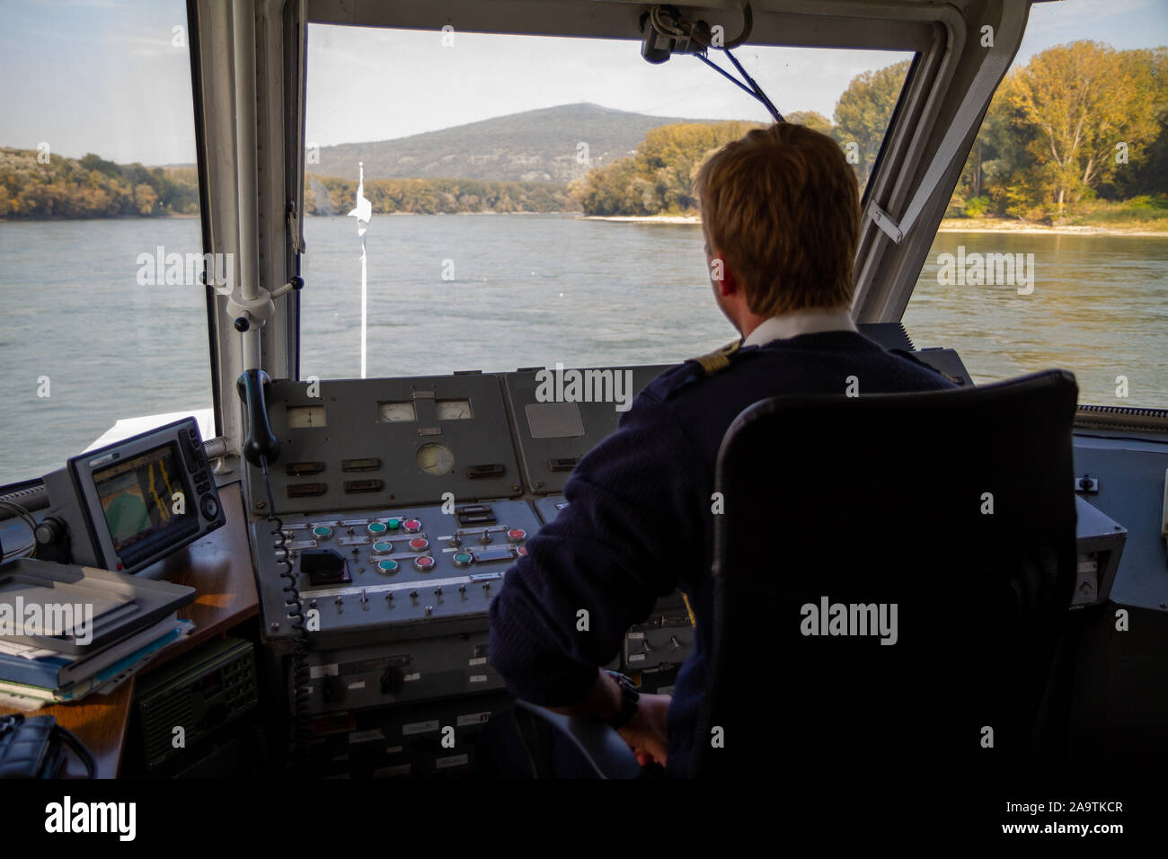 Bratislava, Slovacchia. 2019/10/13. Un timoniere piloti una nave sul Danubio. Foto Stock