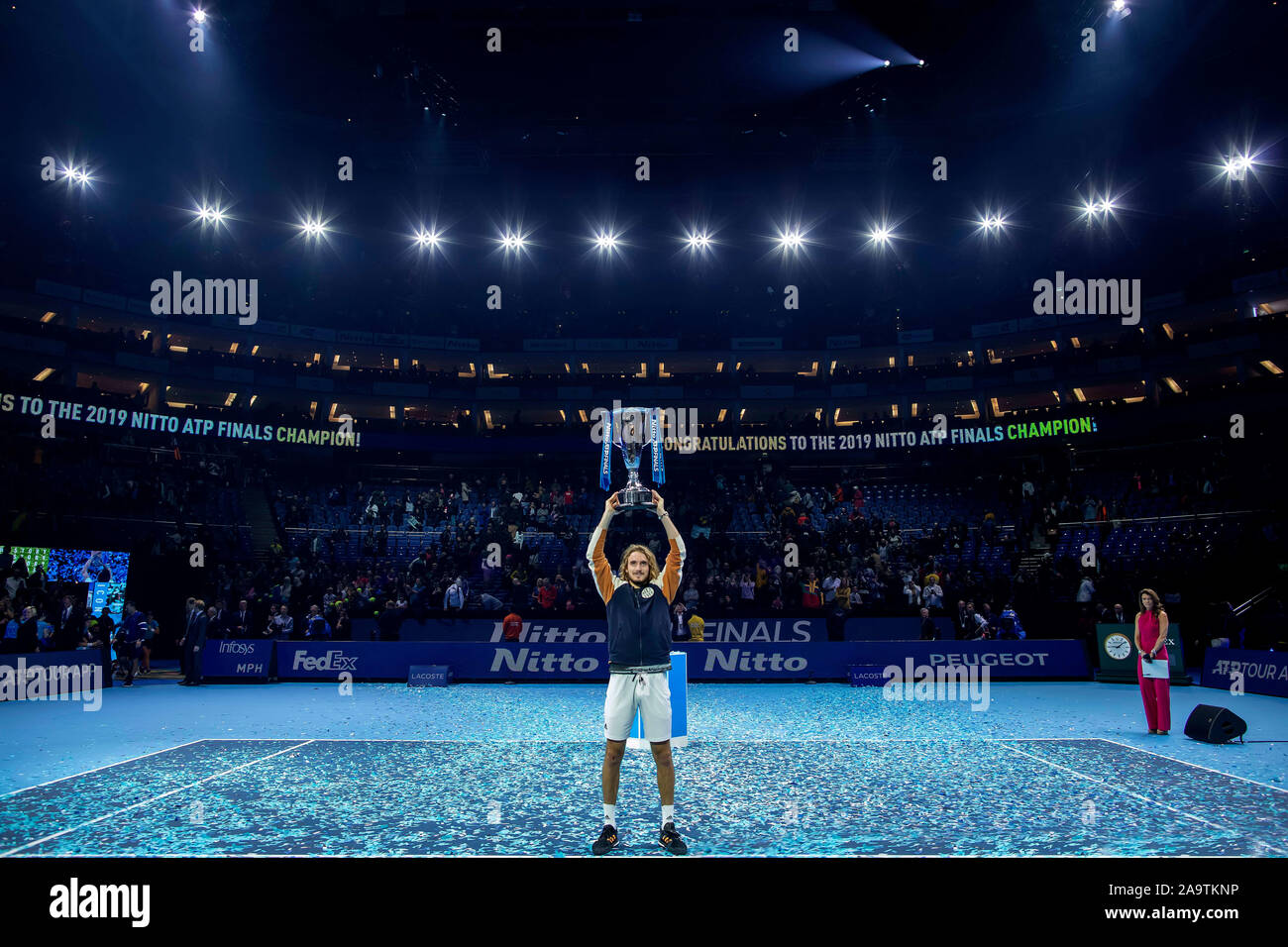 Arena. Londra, Regno Unito. 17 Nov, 2019. Nitto tennis ATP Finals; Stefanos Tsitsipas (Grecia) detiene il trofeo ATP - Editoriale usare carte di credito: Azione Plus sport/Alamy Live News Foto Stock