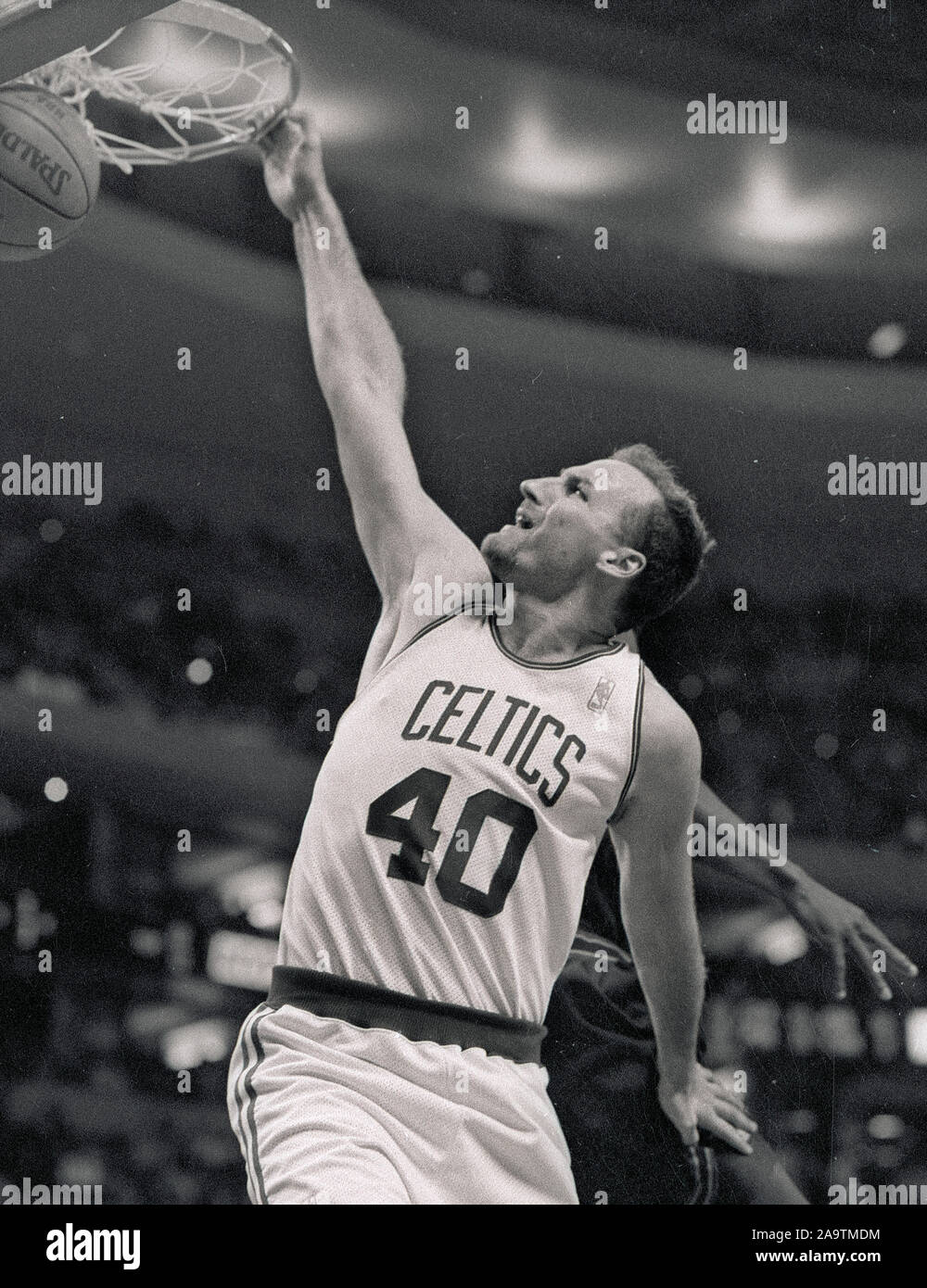 Boston Celtics Dino Rada punteggi in azione di gioco contro il Denver Nugetts presso il centro della flotta in Boston MA USA FOTO DI bill belknap Foto Stock