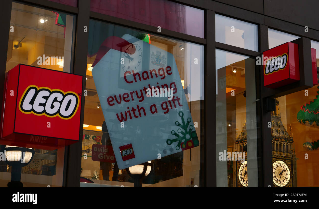Logo e shopfront di LEGO Leicester Square, Londra, Inghilterra, Regno Unito nel novembre 2019. Foto Stock