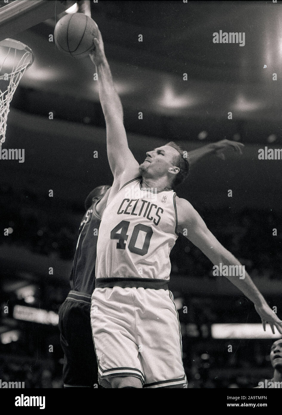 Boston Celtics Dino Rada punteggi in azione di gioco contro il Denver Nugetts presso il centro della flotta in Boston MA USA FOTO DI bill belknap Foto Stock