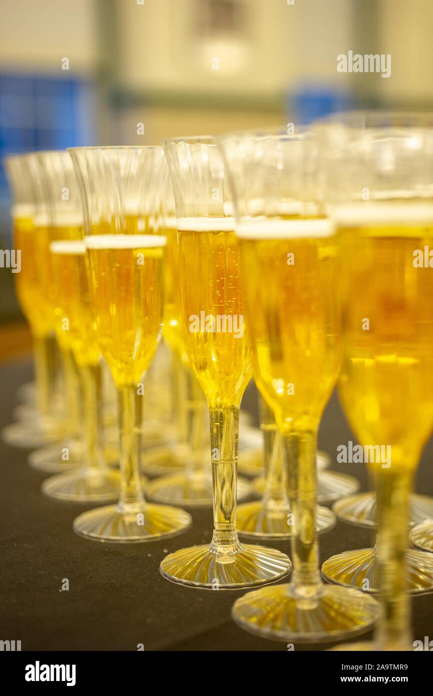 A livello dell'occhio colpo di pieghe di bicchieri di champagne riempito con liquido durante il primo incontro annuale di First-Year banchetto, precedentemente noto come il tavolo alto evento, presso la Johns Hopkins University, Baltimora, Maryland, Marzo 2, 2010. Dall'Homewood raccolta di fotografie. () Foto Stock