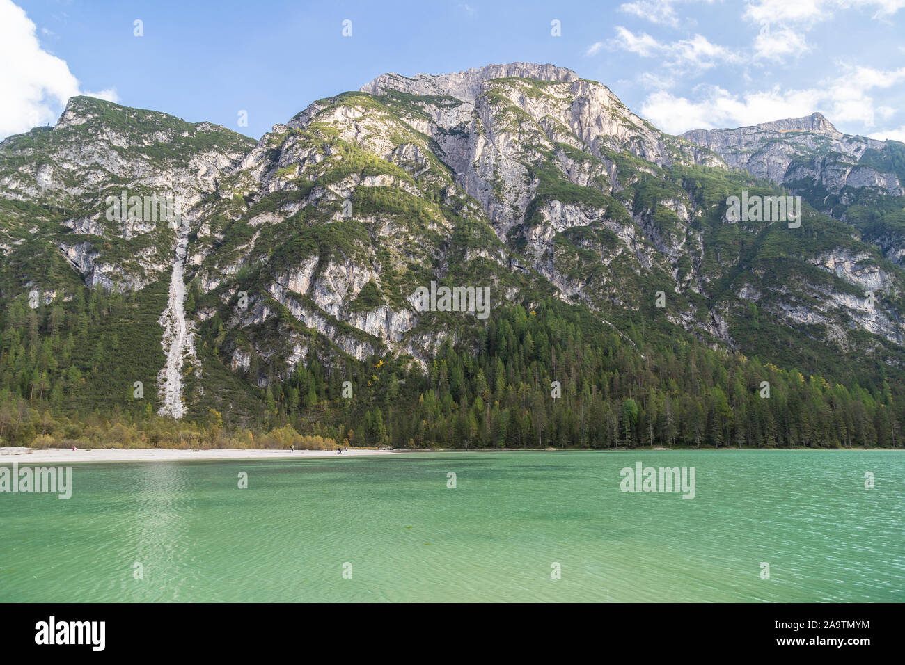 Lago di Landro Durrensee nelle Dolomiti in Italia. Mostra il lago e le montagne. Foto Stock