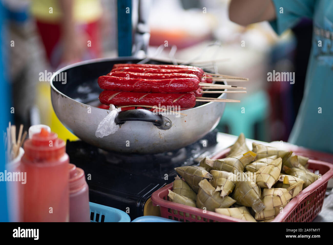 Salsicce di rosso su un bastone normalmente brace sono un popolare snack alimentare nelle Filippine,noto come hot dogs. Foto Stock