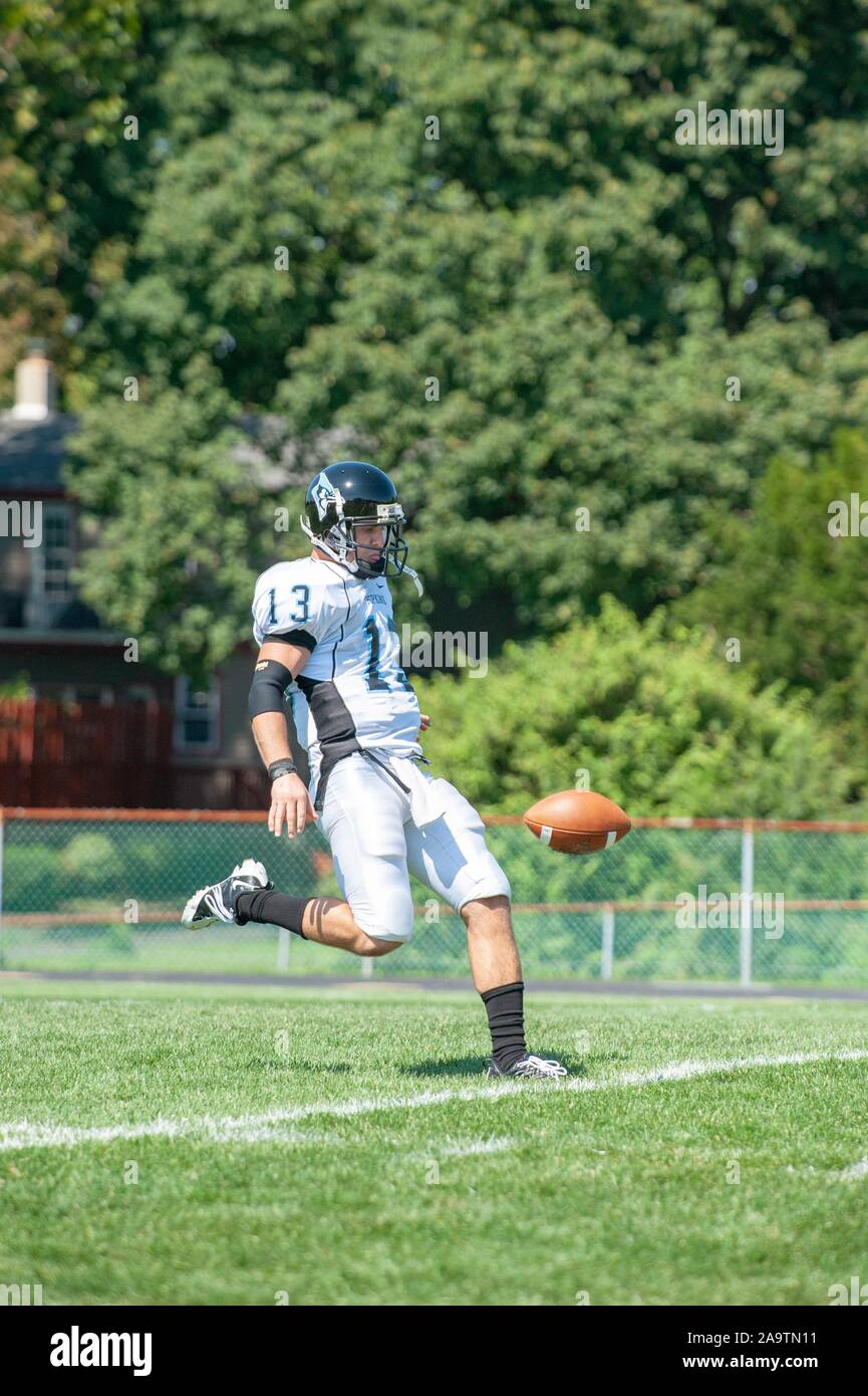 A tutta lunghezza profilo colpo di Johns Hopkins University uomini giocatore di calcio in una giornata di sole, calciare il pallone durante la partita con il Delaware Valley University, 5 settembre 2009. Dall'Homewood raccolta di fotografie. () Foto Stock