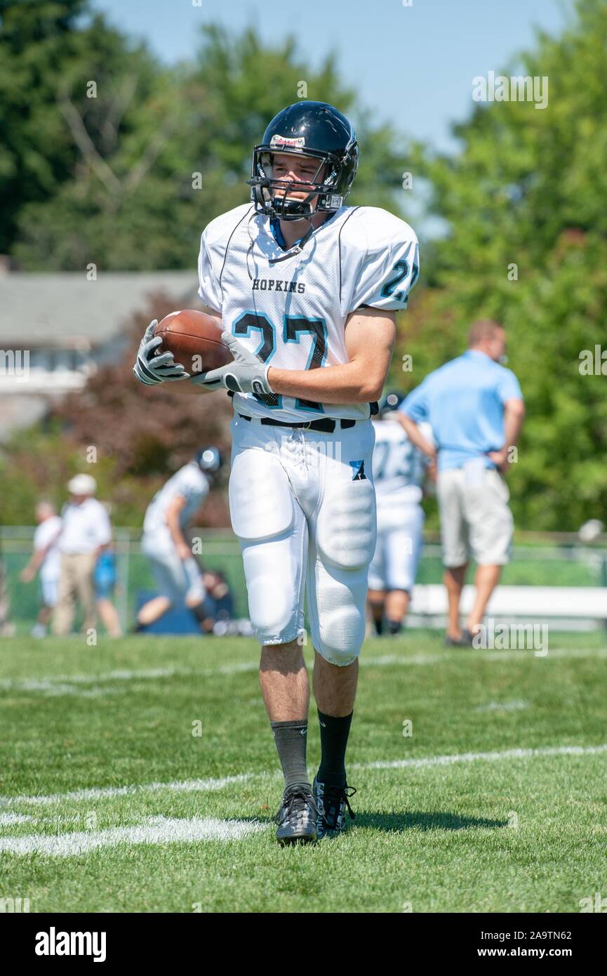 A tutta lunghezza shot di Johns Hopkins University uomini giocatore di calcio in una giornata di sole, a piedi tenendo la palla durante la partita con il Delaware Valley University, 5 settembre 2009. Dall'Homewood raccolta di fotografie. () Foto Stock