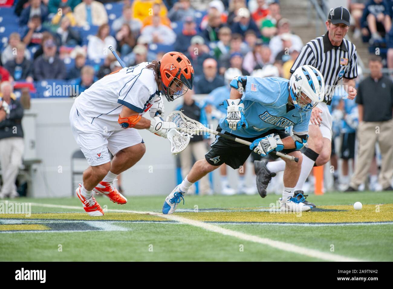 A tutta lunghezza shot di Johns Hopkins University uomini Lacrosse player, vying con un avversario per la palla durante una associazione atletica collegiale nazionale quarti di finale corrisponde con l'Università della Virginia, 17 maggio 2009. Dall'Homewood raccolta di fotografie. () Foto Stock