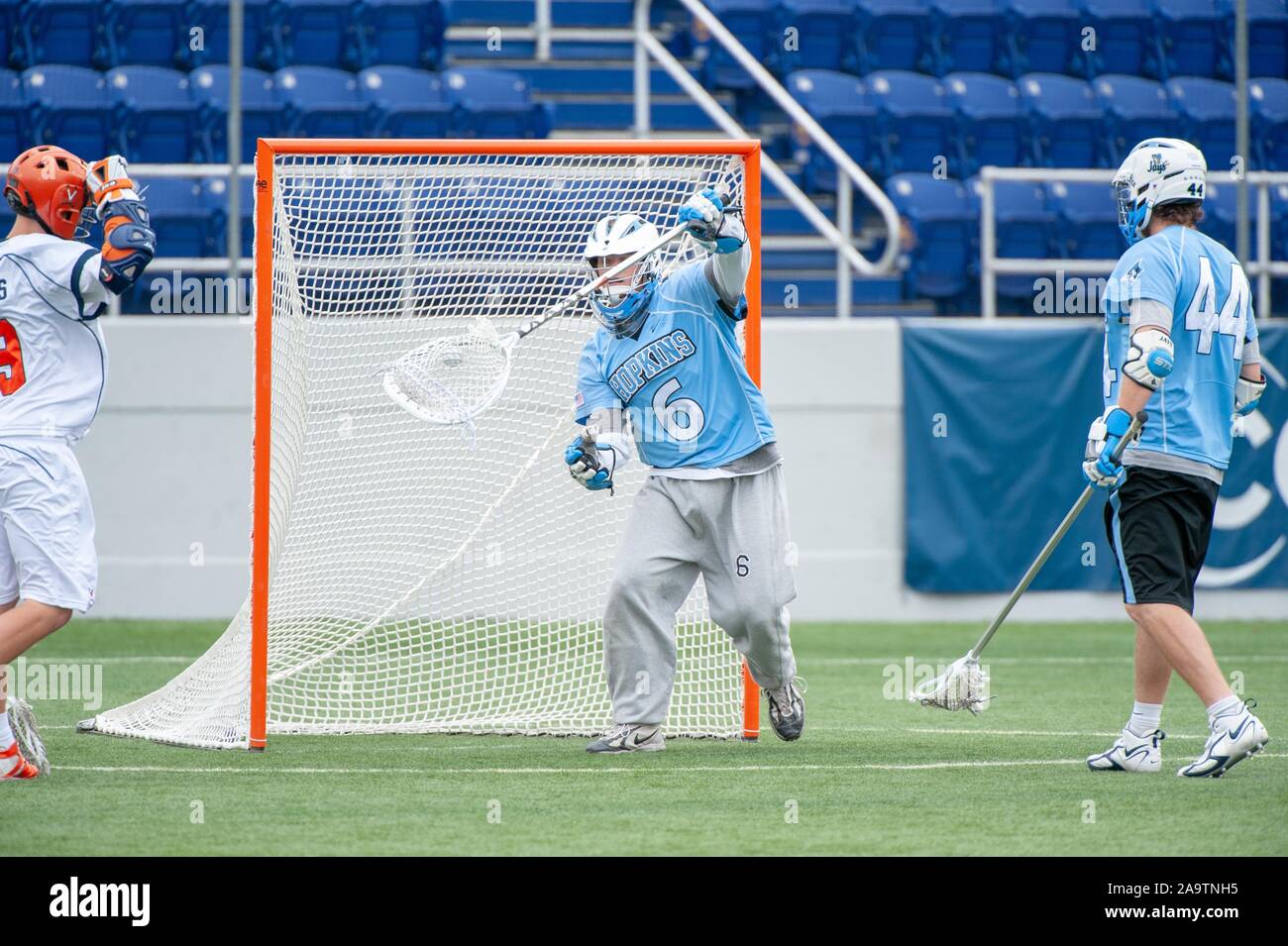 A tutta lunghezza shot di Johns Hopkins University uomini Lacrosse goaltender, cattura la sfera nella sua rete durante una associazione atletica collegiale nazionale quarti di finale corrisponde con l'Università della Virginia, 17 maggio 2009. Dall'Homewood raccolta di fotografie. () Foto Stock