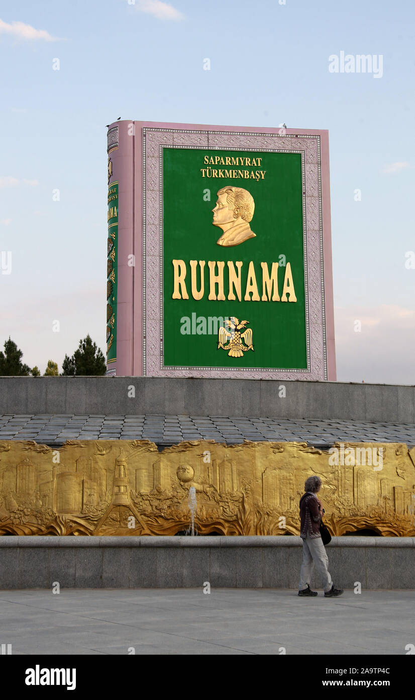 Passeggiate turistiche passato il Ruhnama monumento di Aşgabat Foto Stock