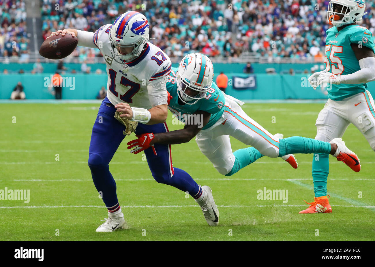 Giardini di Miami, Florida, Stati Uniti d'America. 17 Nov, 2019. Buffalo Bills quarterback Josh Allen (17) corre con la palla per la zona di estremità come egli sfugge a affrontare da Miami Dolphins defensive back Steven Parker (26) durante il terzo trimestre di un football NFL Game al Hard Rock Stadium di Miami, Florida. Credito: Mario Houben/ZUMA filo/Alamy Live News Foto Stock