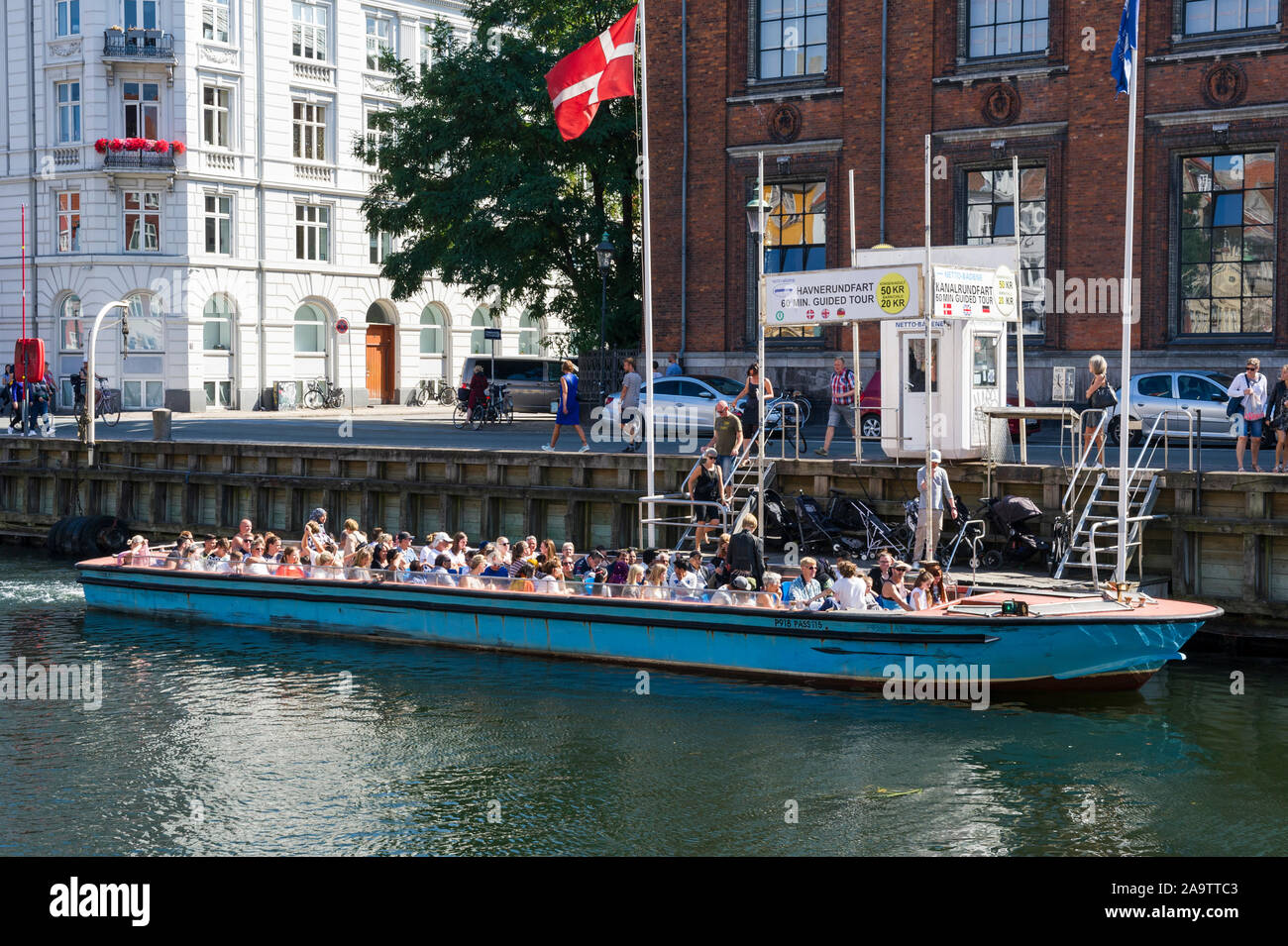 I turisti in una barca sul canale a Copenhagen, Danimarca Foto Stock