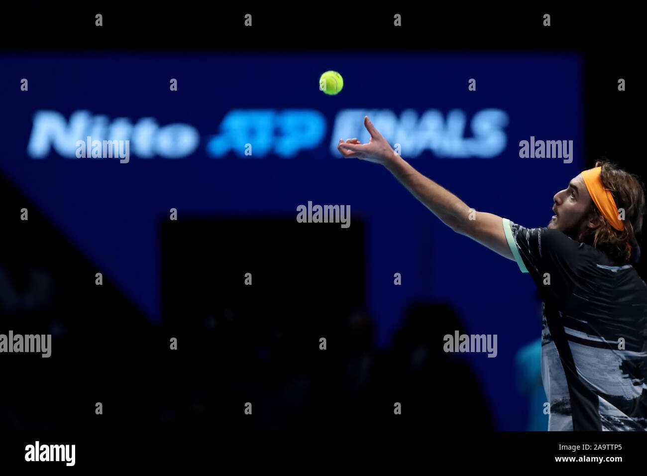 Arena. Londra, Regno Unito. 17 Nov, 2019. Nitto tennis ATP Finals; Stefanos Tsitsipas (Grecia) serve a Dominic Thiem (Austria) - Editoriale usare carte di credito: Azione Plus sport/Alamy Live News Foto Stock