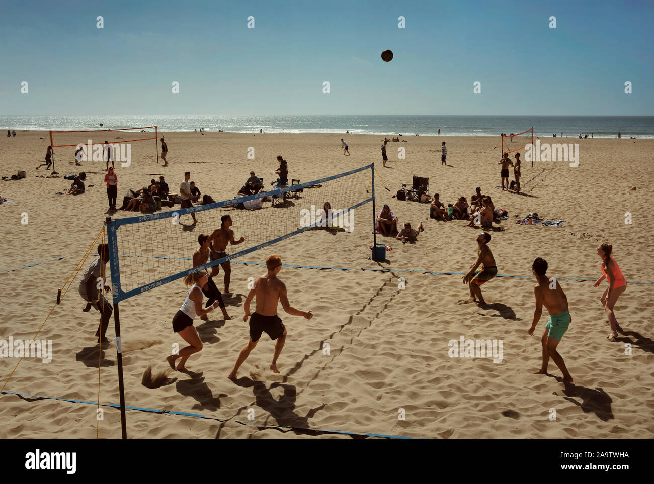 Team di giovani locali a giocare a beach volley. Uno stile di vita attivo a Ocean Beach. San Francisco, CA, Stati Uniti d'America. Sep 2019 Foto Stock