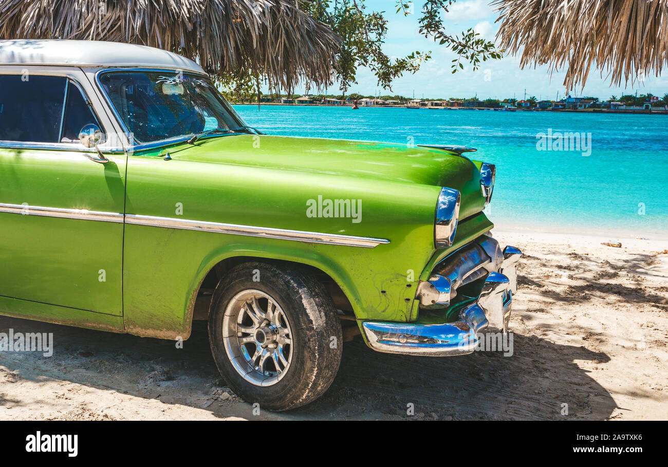 Playa La Herradura, Cuba - Ottobre 27, 2019: American classic car sulla spiaggia Playa La Herradura, provincia di Las Tunas, Cuba Foto Stock