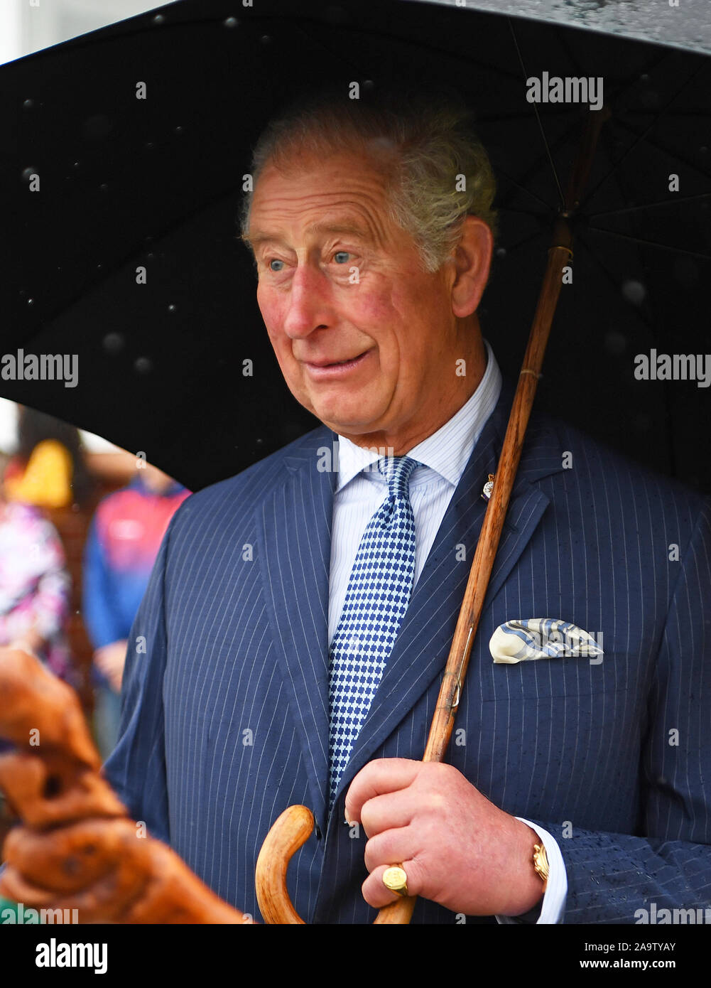 Il Principe di Galles durante una visita a Wesley Scuola intermedia ad Auckland il secondo giorno del royal visita in Nuova Zelanda. Foto Stock