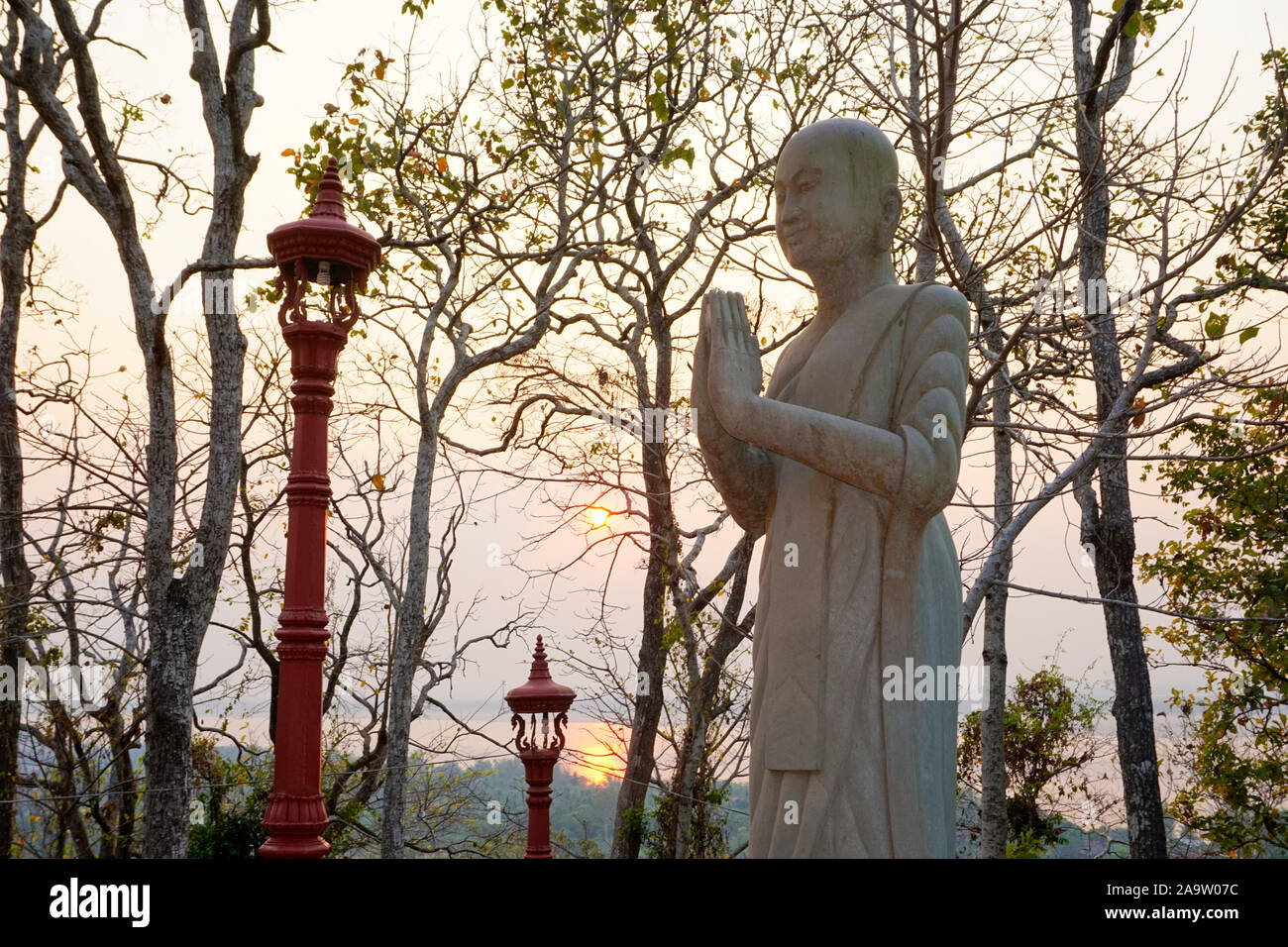 Phnom Sombok monastero buddista, vicino ad esempio Kampi e Kratie Krong (Kracheh), Cambogia nel sud-est asiatico. Il fiume Mekong in background. Foto Stock