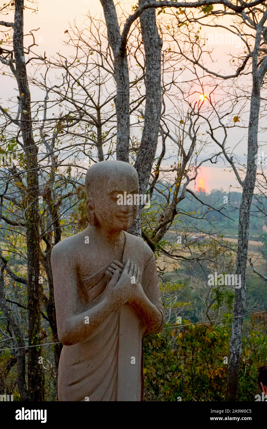 Phnom Sombok monastero buddista, vicino ad esempio Kampi e Kratie Krong (Kracheh), Cambogia nel sud-est asiatico. Il fiume Mekong in background. Foto Stock